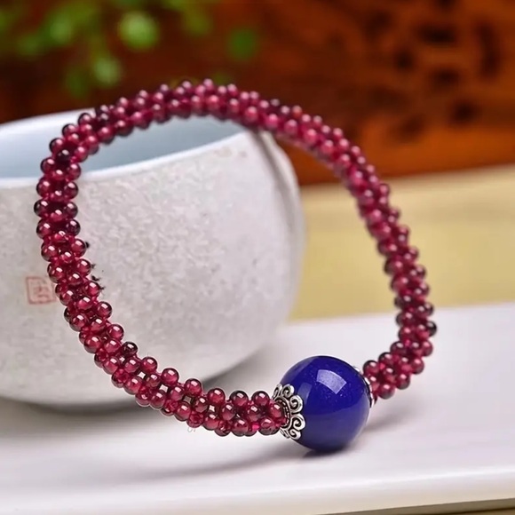 HANDWOVEN GARNET STRETCH BRACELET WITH BLUE NATURAL STONE - Picture 3 of 4